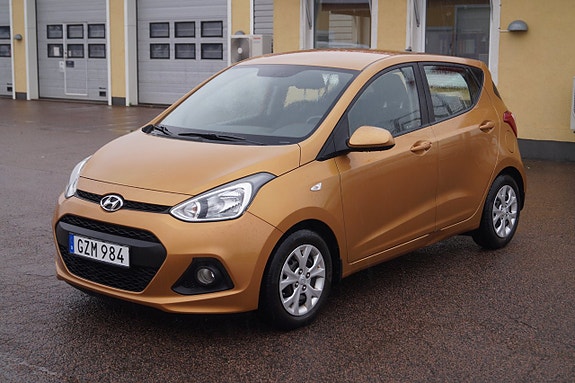Hyundai i10 2 of 17