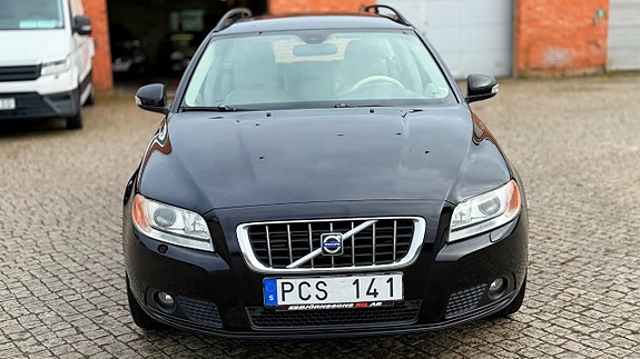 Volvo V70 2 of 17