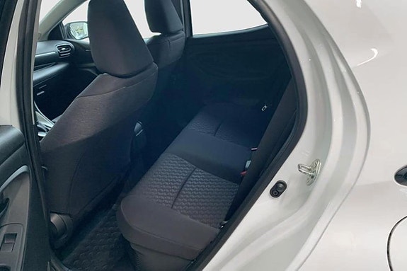 Toyota Yaris 9 of 12