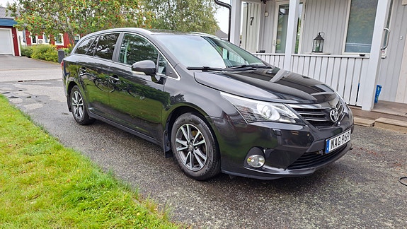Toyota Avensis 2 of 5