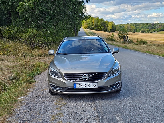Volvo V60 2 of 12