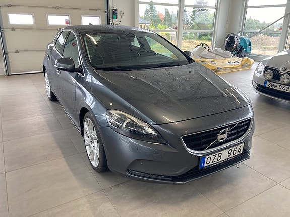 Volvo V40 2 of 10