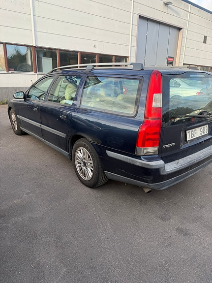 Volvo V70 3 of 6