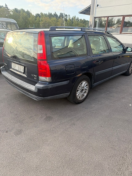 Volvo V70 2 of 6