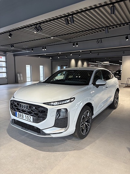 Audi Q3 2 of 5