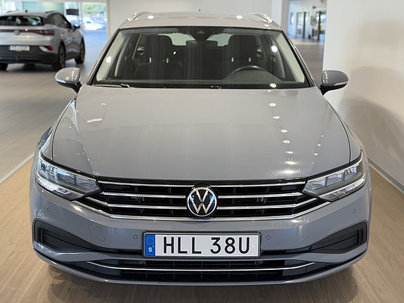 Volkswagen Passat 2 of 19