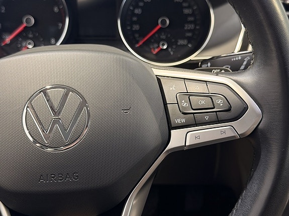 Volkswagen Passat 13 of 19