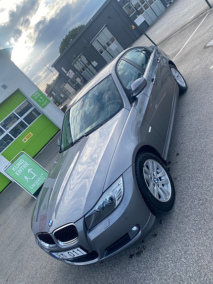 BMW 318i 3 of 5