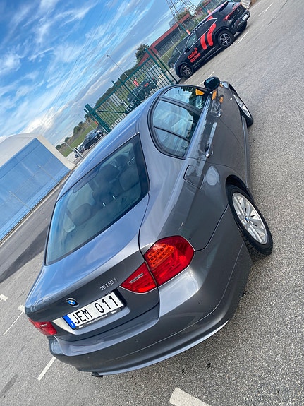BMW 318i 2 of 5