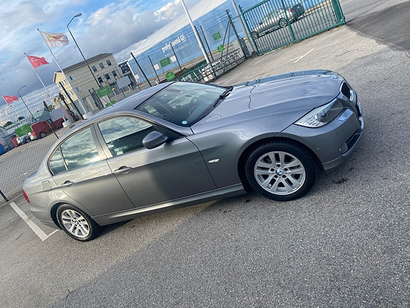 BMW 318i 4 of 5