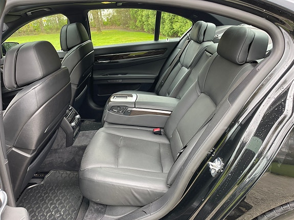 BMW 750i 11 of 14