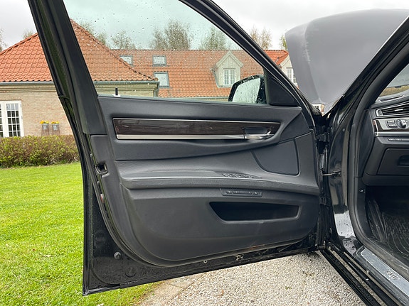 BMW 750i 13 of 14