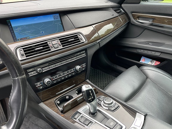 BMW 750i 10 of 14