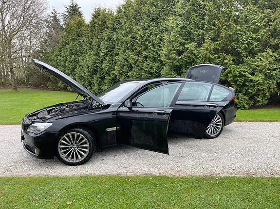 BMW 750i 5 of 14