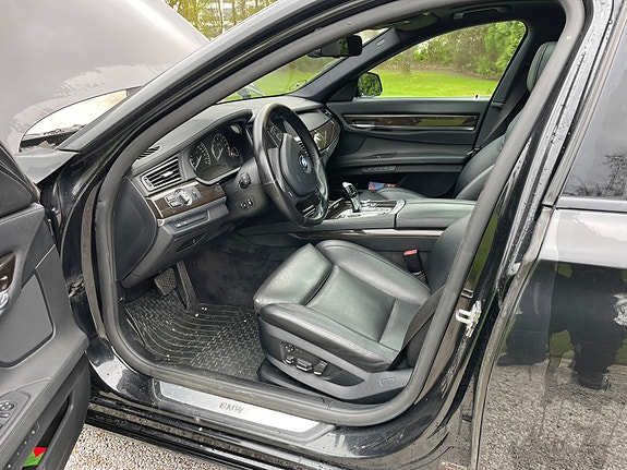 BMW 750i 8 of 14
