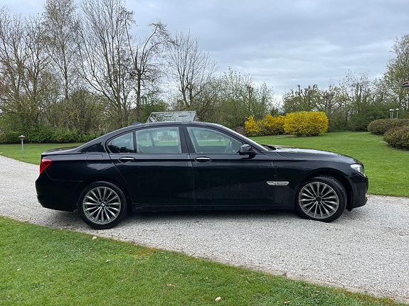 BMW 750i 4 of 14