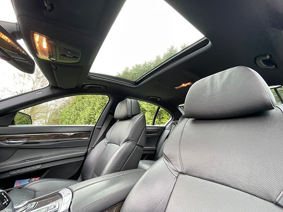BMW 750i 9 of 14
