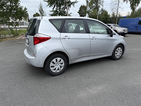 Toyota Verso-S 4 of 9