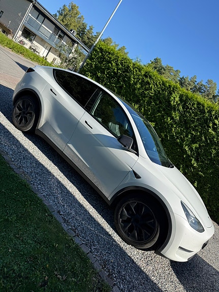 Tesla Model Y 3 of 5