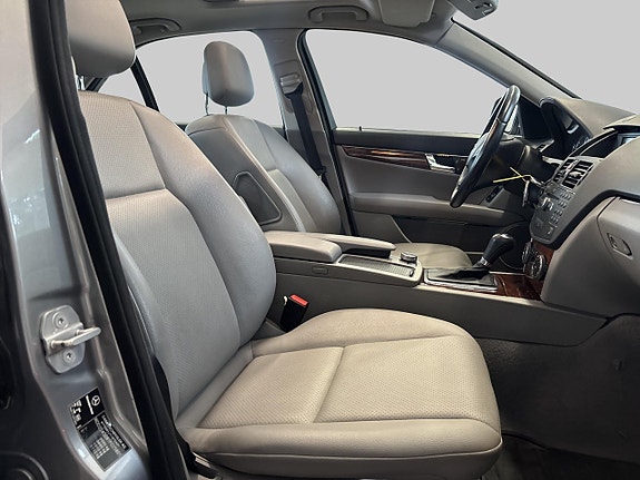 Mercedes-Benz C220 11 of 25