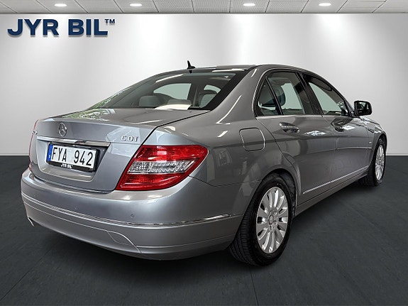 Mercedes-Benz C220 3 of 25