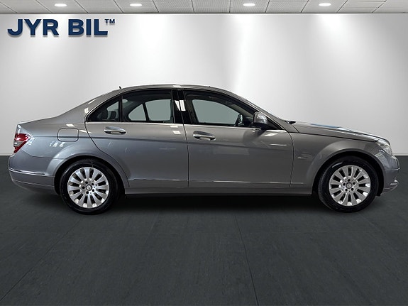 Mercedes-Benz C220 2 of 25