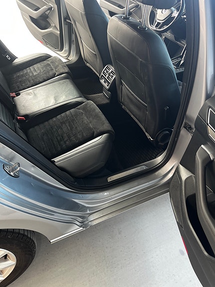 Volkswagen Passat 12 of 15