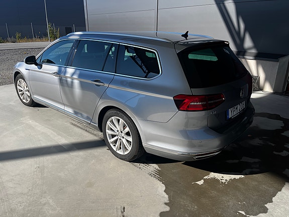 Volkswagen Passat 2 of 15