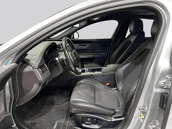 Jaguar XF 8 of 16