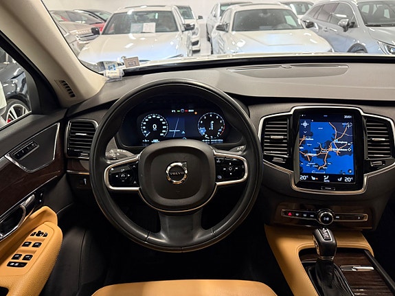 Volvo XC90 18 of 28