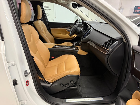 Volvo XC90 16 of 28