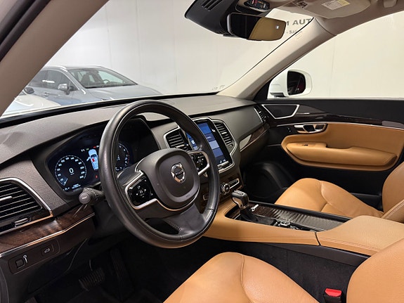 Volvo XC90 10 of 28