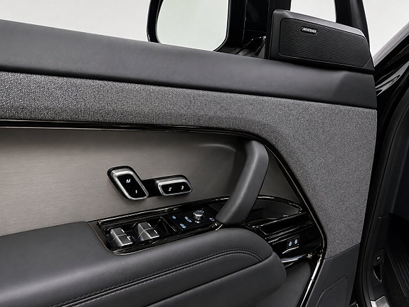 Land Rover Range Rover Sport 9 of 17