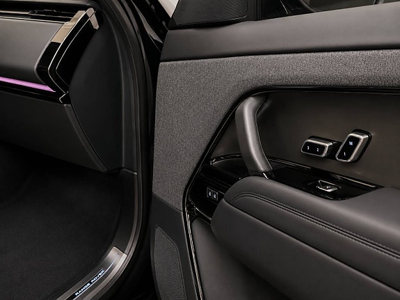 Land Rover Range Rover Sport 12 of 17