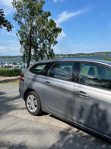 Peugeot 308 SW 2 of 13