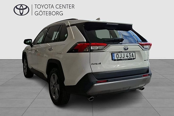 Toyota RAV4 4 of 12