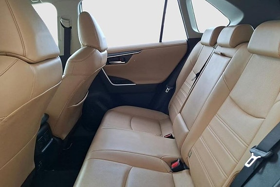 Toyota RAV4 9 of 12
