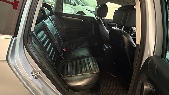 Volkswagen Passat 11 of 16