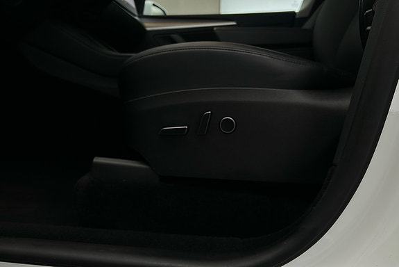 Tesla Model Y 15 of 25