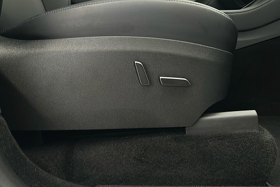 Tesla Model Y 16 of 25