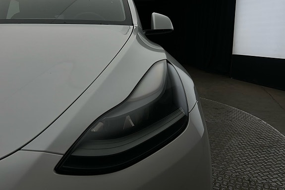 Tesla Model Y 10 of 25