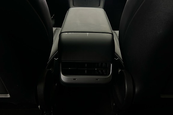 Tesla Model Y 22 of 25