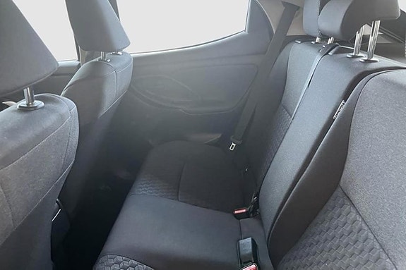Toyota Yaris 9 of 12