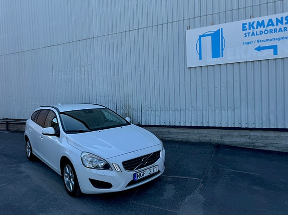 Volvo V60 2 of 9