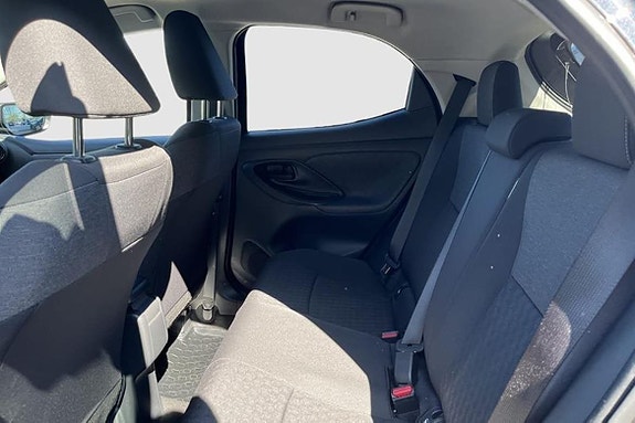 Toyota Yaris 9 of 12