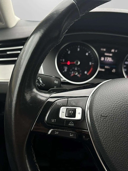 Volkswagen Passat 12 of 21
