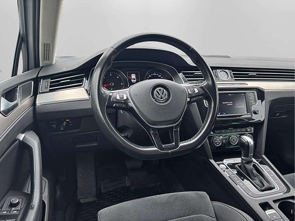 Volkswagen Passat 10 of 21