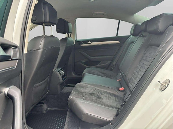 Volkswagen Passat 18 of 21