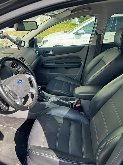 Ford Focus 2 of 6