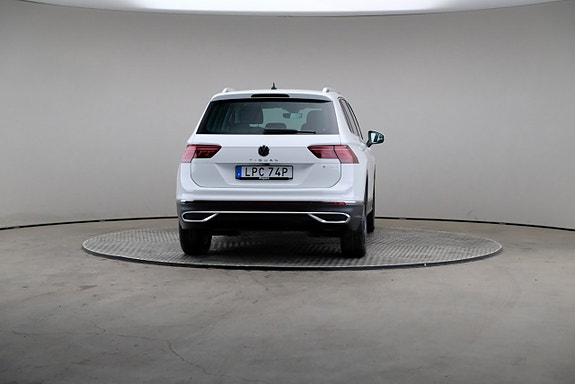 Volkswagen Tiguan 2 of 3